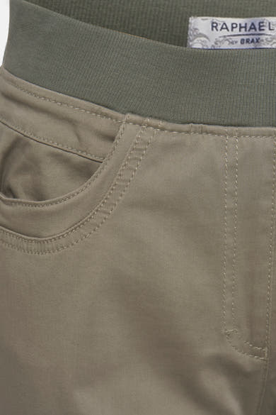 Jean slim kaki de RAPHAELA, avec une ceinture côtelée élastique.
