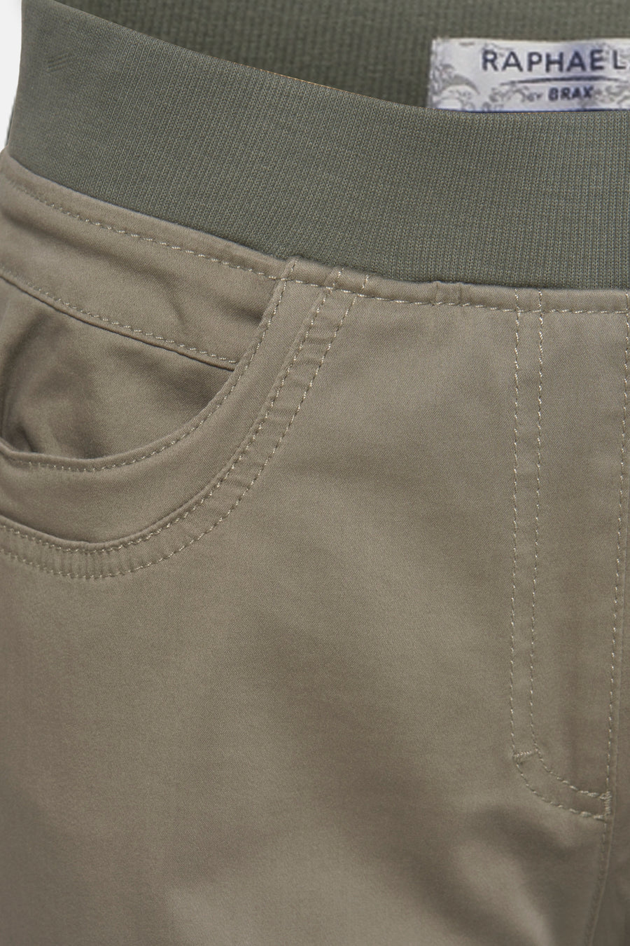 Jean slim kaki de RAPHAELA, avec une ceinture côtelée élastique.
