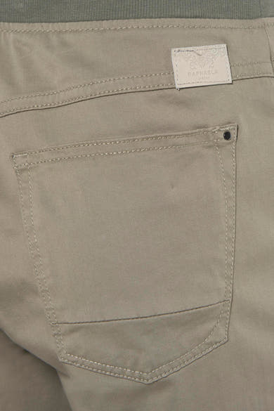 Jean slim kaki de RAPHAELA, avec poche arrière et détails de couture ton sur ton.