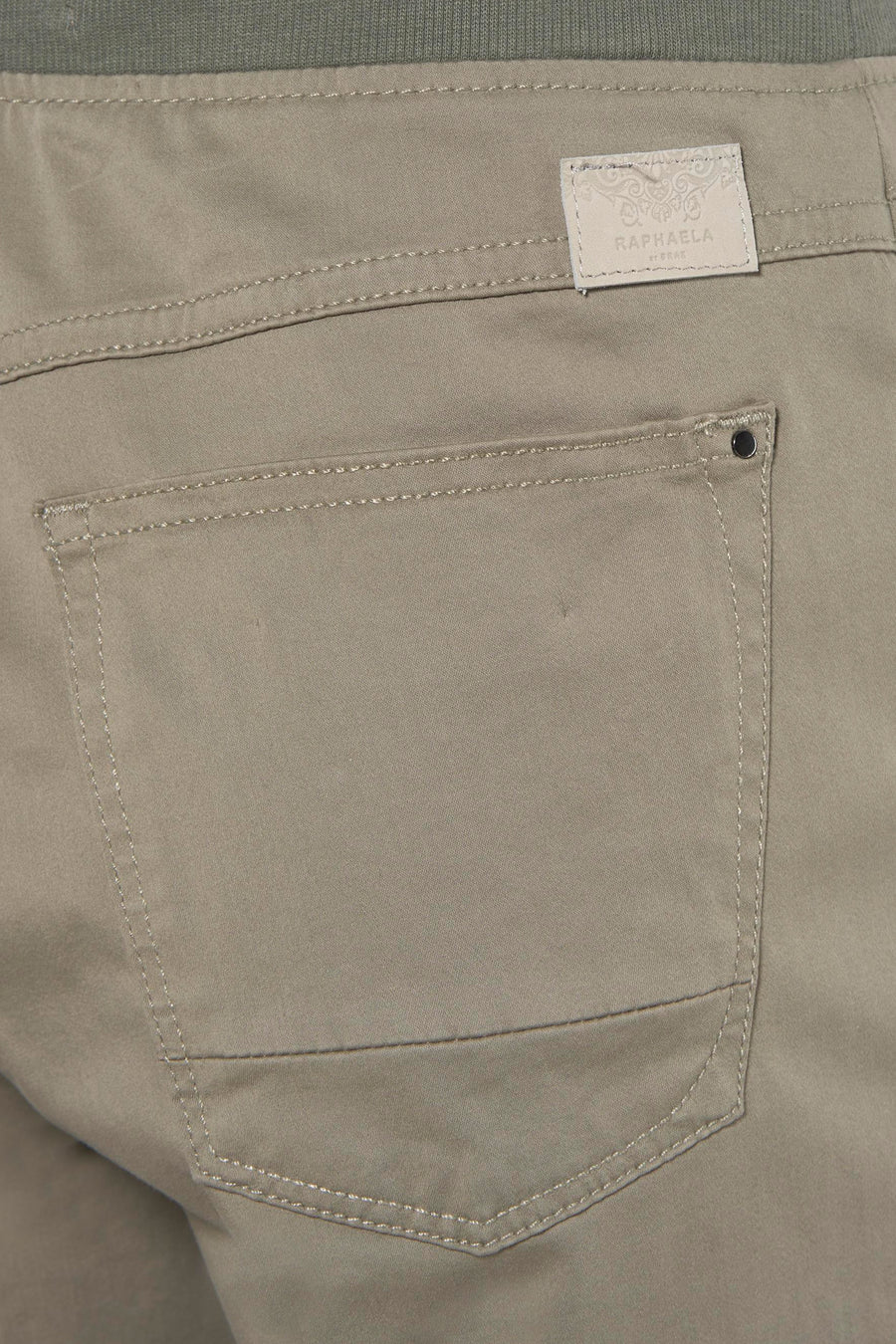 Jean slim kaki de RAPHAELA, avec poche arrière et détails de couture ton sur ton.