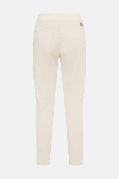 Jean slim beige de RAPHAELA, avec poches arrière et détails de couture.