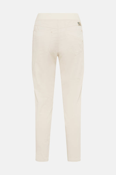 Jean slim beige de RAPHAELA, avec poches arrière et détails de couture.