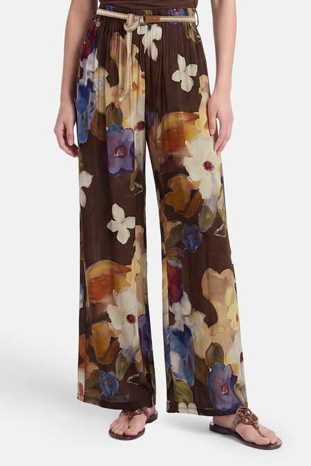 Pantalon brun à imprimé floral ample par Terra di Siena, ceinture tressée, vue de face