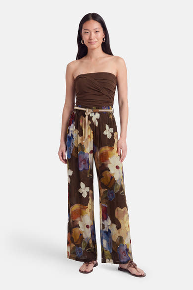 Pantalon brun à imprimé floral coloré, par Terra di Siena, avec ceinture nouée et coupe large, vue de face.