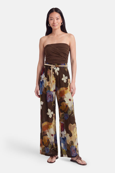 Pantalon brun à imprimé floral coloré, par Terra di Siena, avec ceinture nouée et coupe large, vue de face.