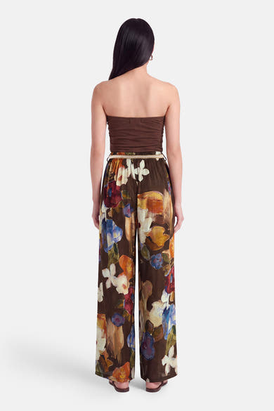 Pantalon brun à imprimé floral coloré par Terra di Siena, vue arrière, ceinture fine, jambes larges