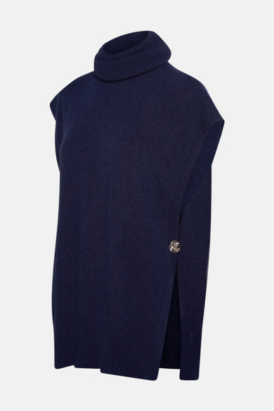 Débardeur bleu marine de Terra di Siena, col roulé et bouton décoratif argenté, avec une fente latérale.

