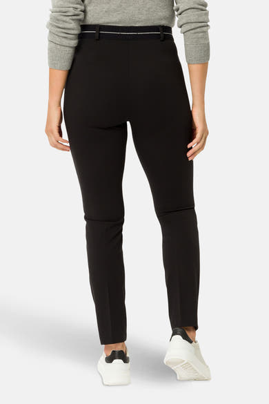 Zwarte broek van RAPHAELA, rechte pasvorm, gedragen met een grijptrui, achterzicht.