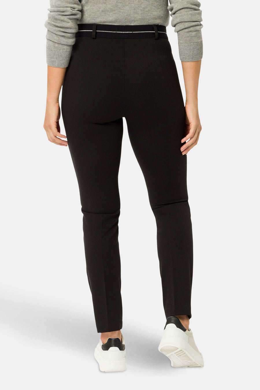 Zwarte broek van RAPHAELA, rechte pasvorm, gedragen met een grijptrui, achterzicht.