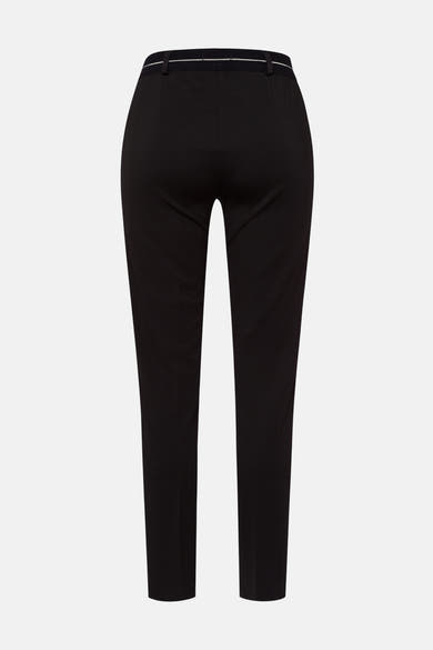 Zwarte broek van RAPHAELA, met een taille versierd met een dunne witte streep, van achteren gezien.