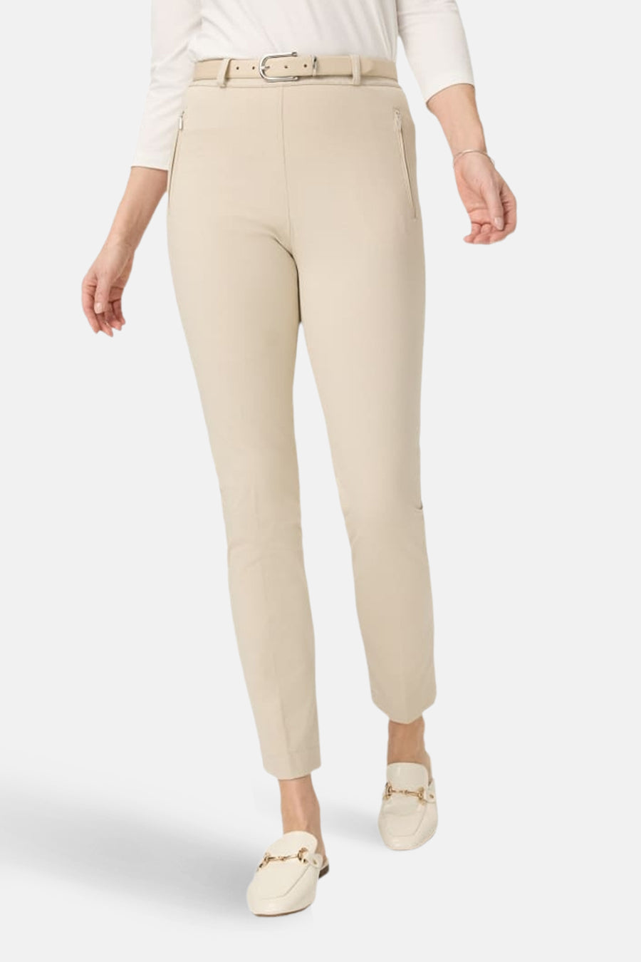 Pantalon de costume écru de RAPHAELA avec une ceinture ton sur ton et des poches zippées.
