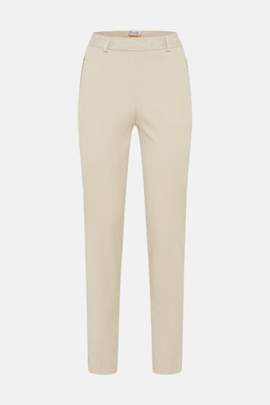 Pantalon de costume écru de Raphaela, avec une ceinture à motif décoratif.