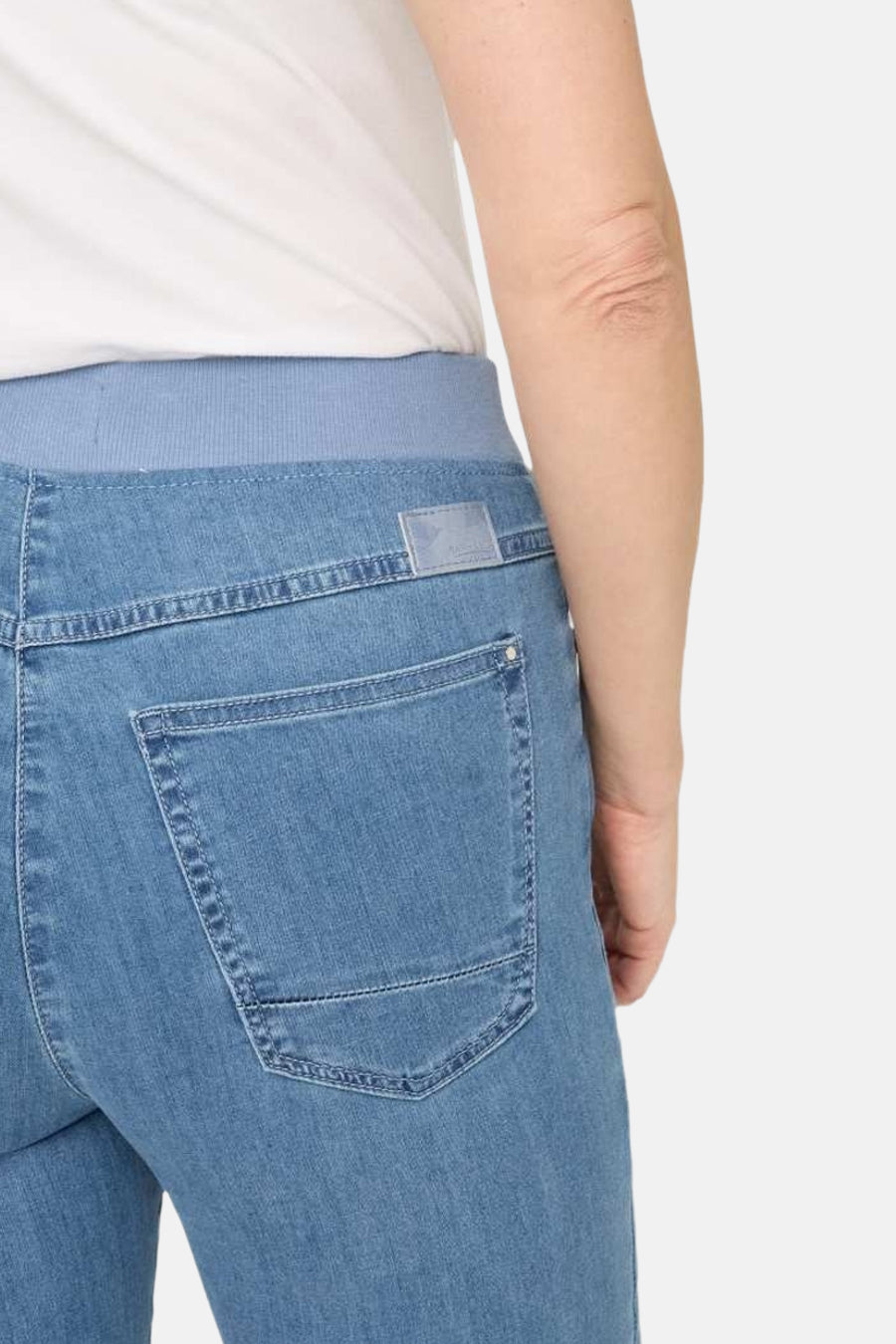 Slim jeans in lichtblauw denim van RAPHAELA, met achterzak en elastische tailleband.