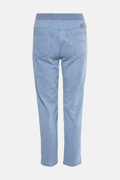 Jean slim bleu clair de RAPHAELA, vue de dos avec taille élastiquée et poches apparentes.