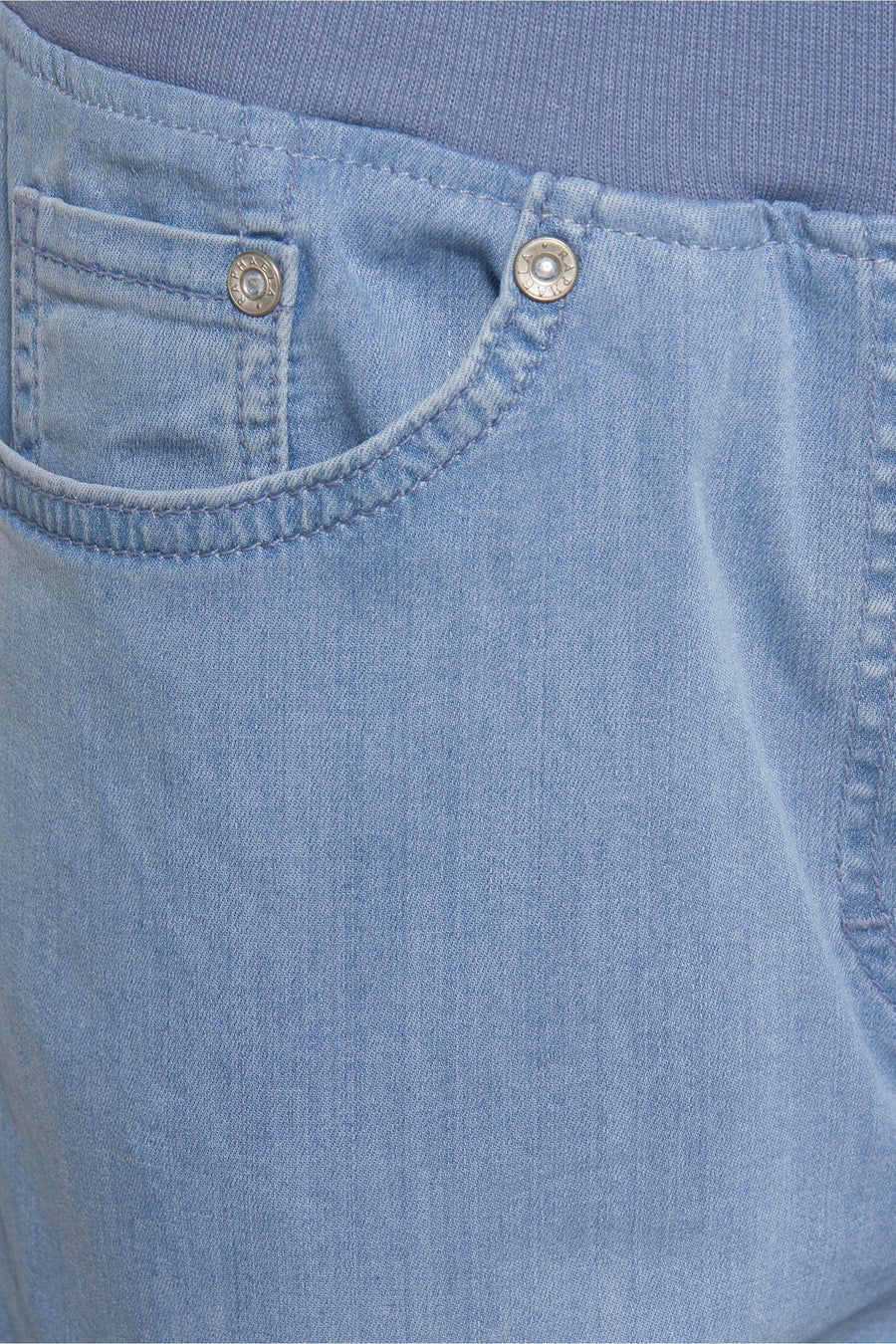 Jean slim en denim bleu clair de Raphaela, avec une poche et une ceinture élastiquée.