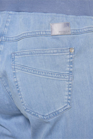 Lichtblauwe slim fit jeans van RAPHAELA, details van de achterzak en het merklabel.