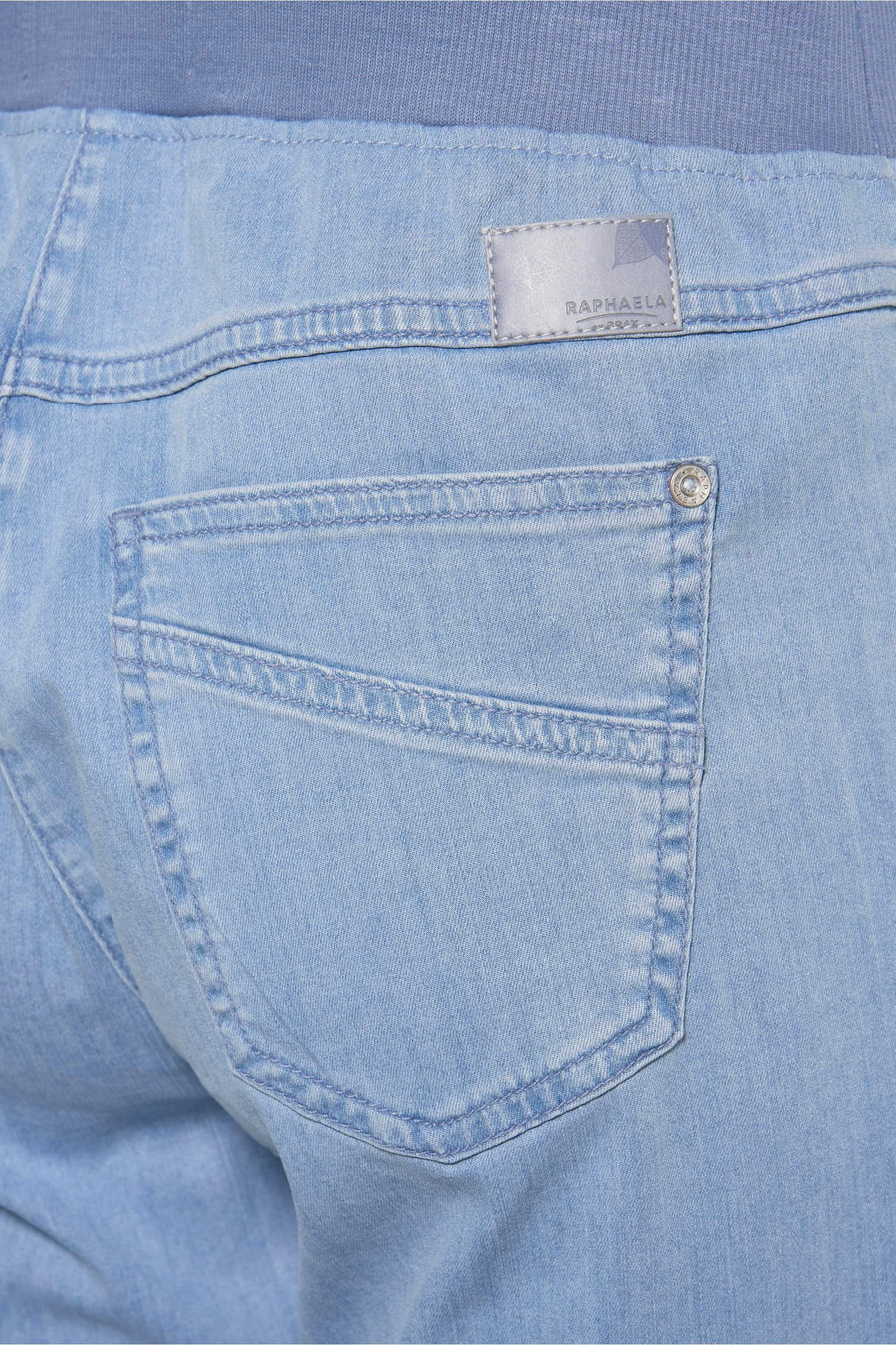 Lichtblauwe slim fit jeans van RAPHAELA, details van de achterzak en het merklabel.