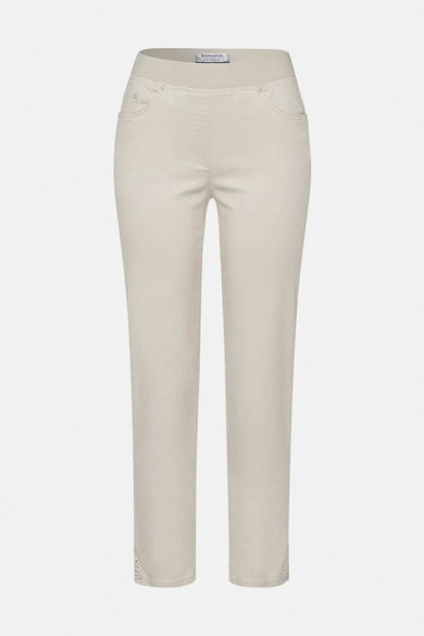 Jean slim écru de Raphaela avec taille élastique et motif ajouré au bas des jambes.