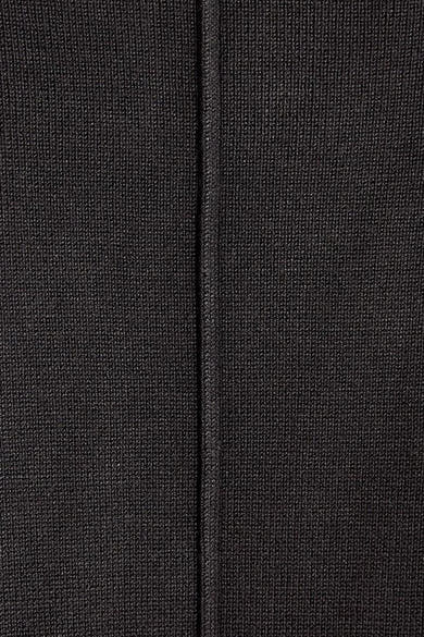 Pull col rond noir de Freequent, avec une texture tricotée fine et une couture verticale centrale.