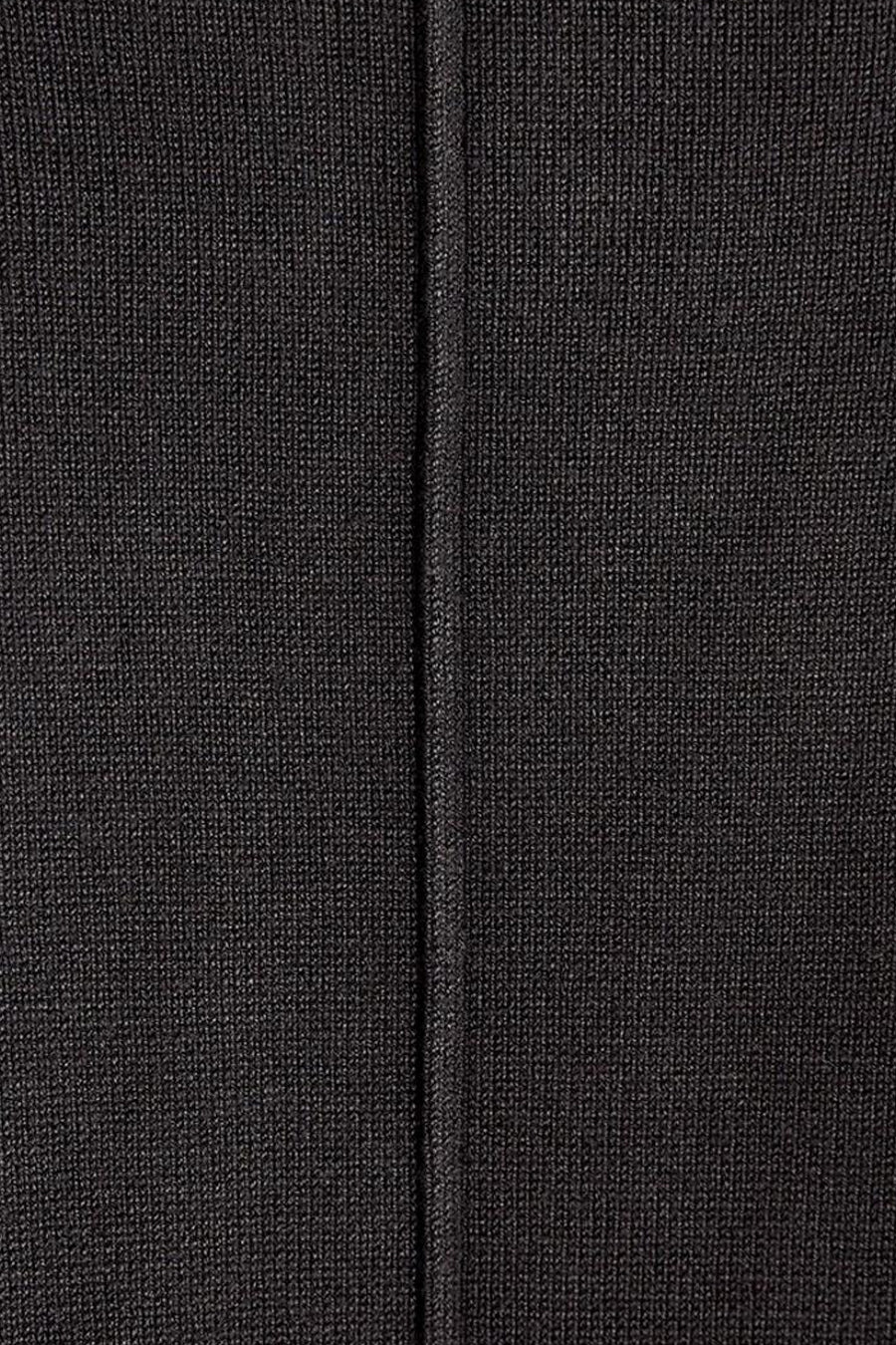 Pull col rond noir de Freequent, avec une texture tricotée fine et une couture verticale centrale.
