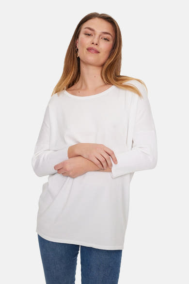 Pull blanc à col rond de FREEQUENT, manches longues avec ourlet côtelé et porté avec un jean bleu.