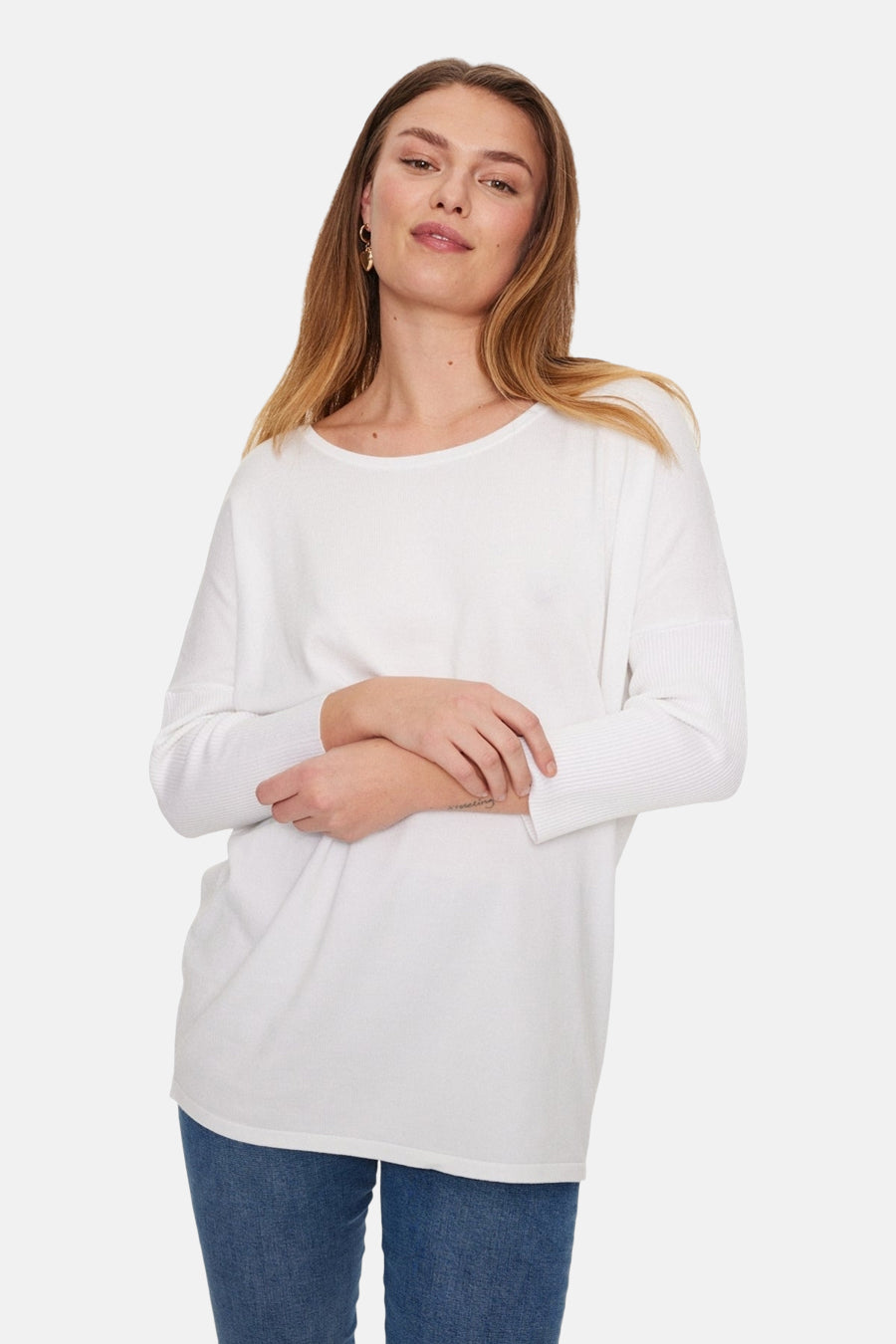 Pull blanc à col rond de FREEQUENT, manches longues avec ourlet côtelé et porté avec un jean bleu.