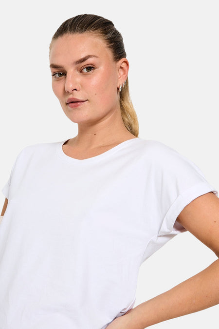 T-shirt blanc uni à manches courtes de FREEQUENT, avec col rond et ourlets repliés.