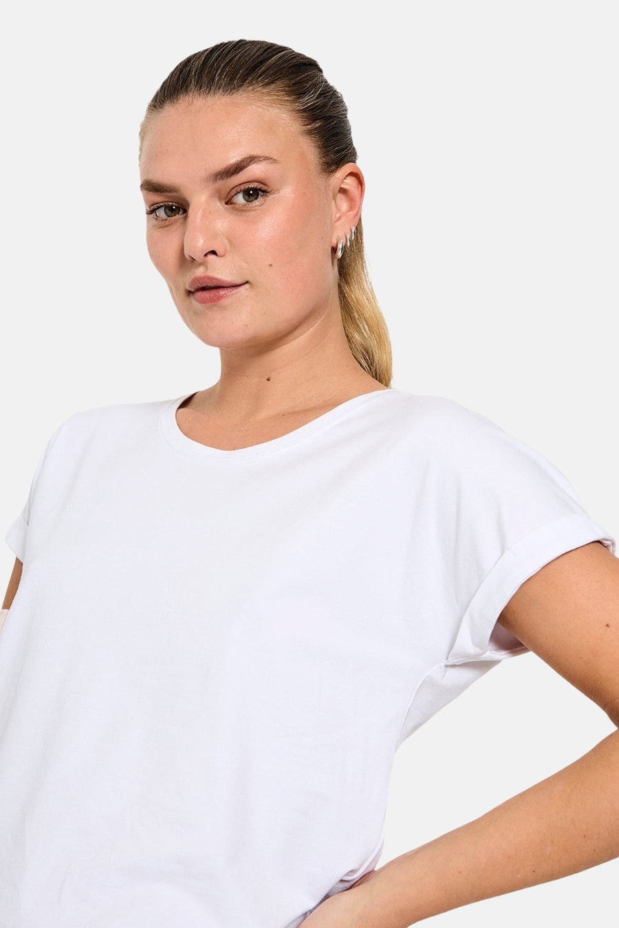 T-shirt blanc uni à manches courtes de FREEQUENT, avec col rond et ourlets repliés.
