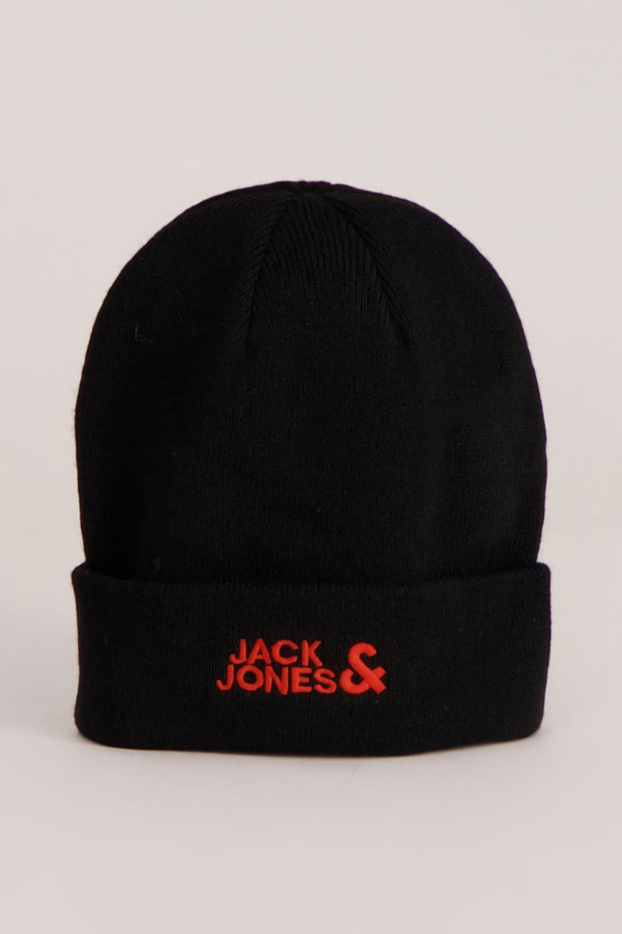 Bonnet noir de ACCESSORIES BY JACK & JONES avec logo brodé rouge sur le devant.