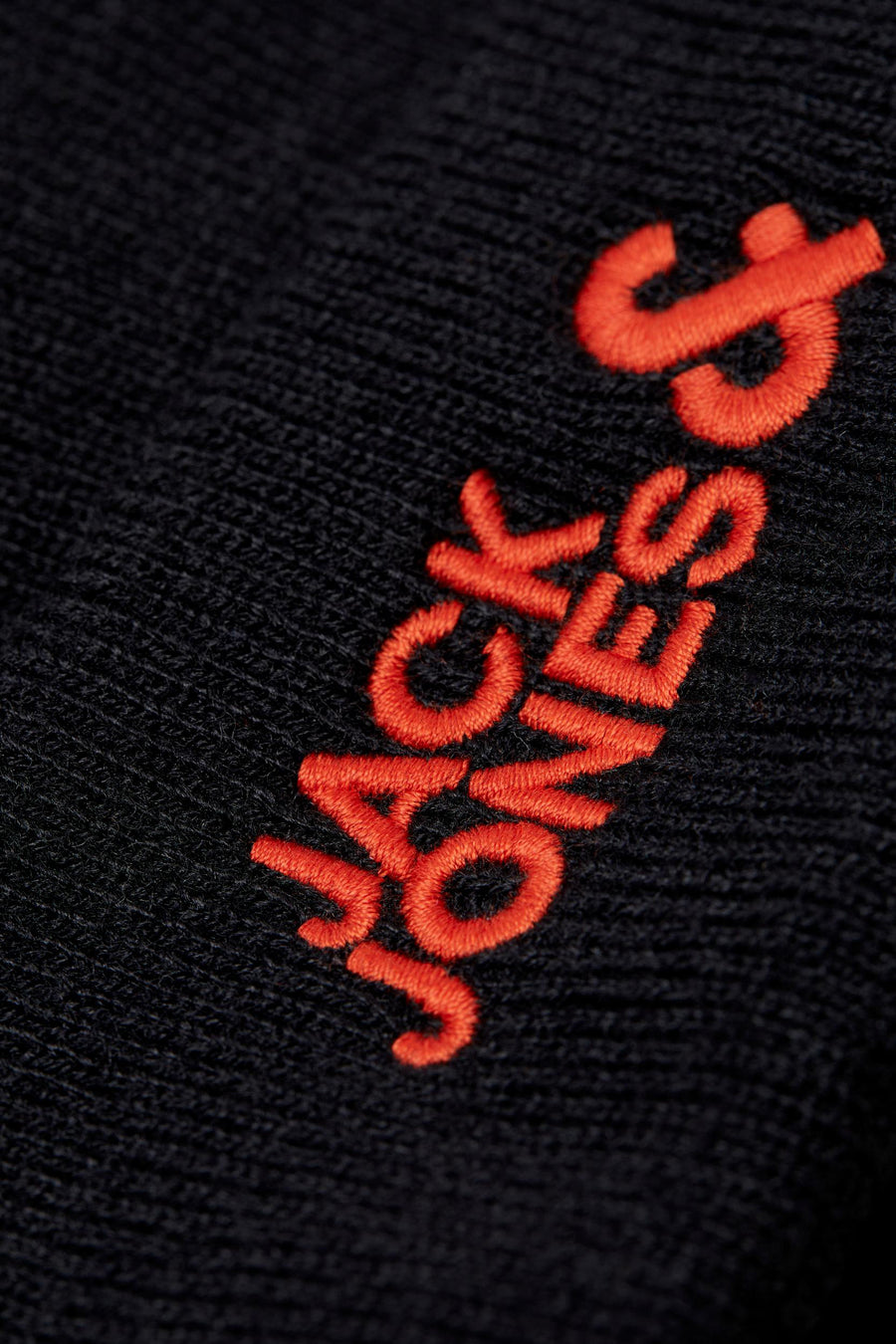 Bonnet noir par ACCESSORIES BY JACK & JONES avec logo brodé orange.