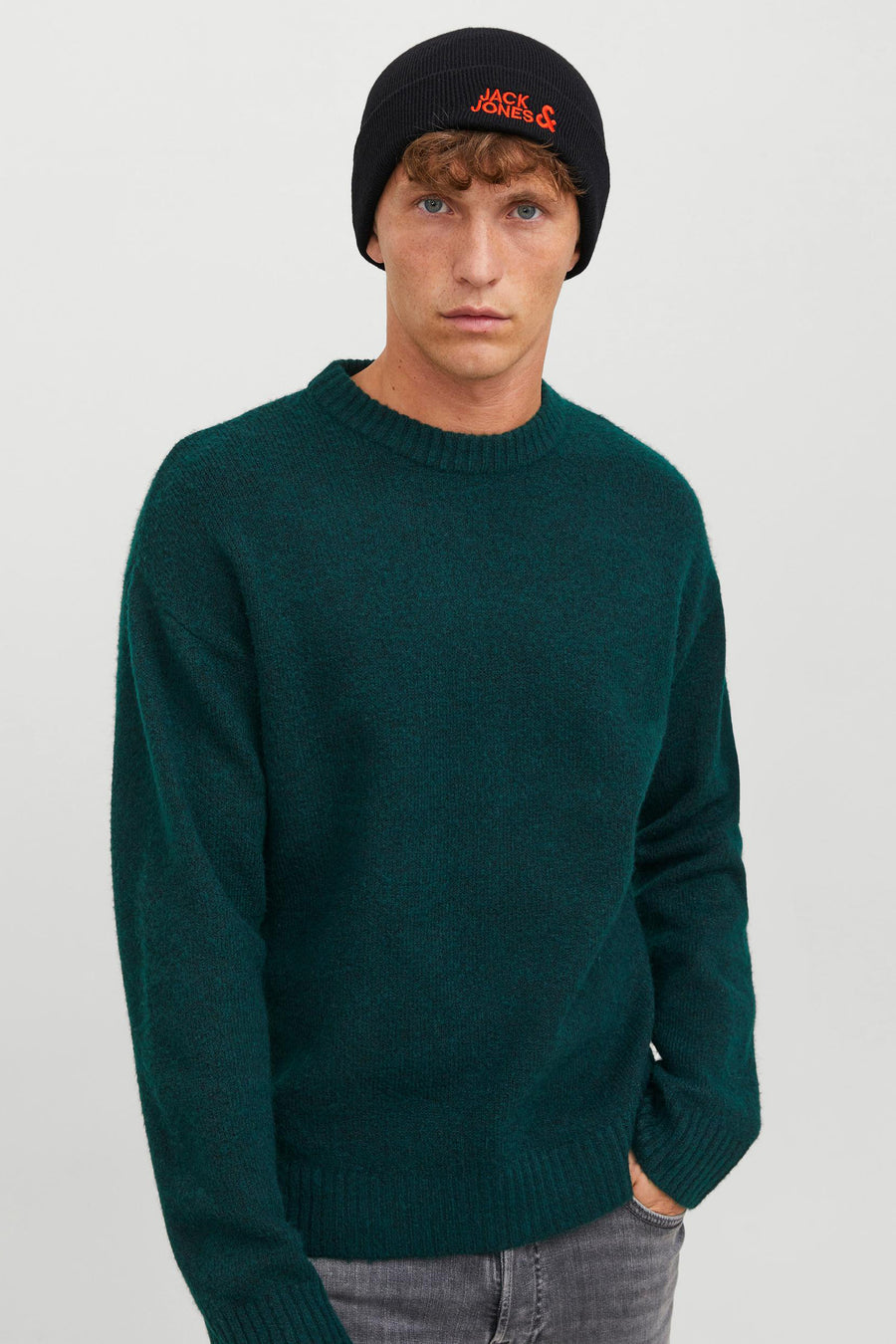 Bonnet noir ACCESSORIES BY JACK & JONES porté avec un pull vert.