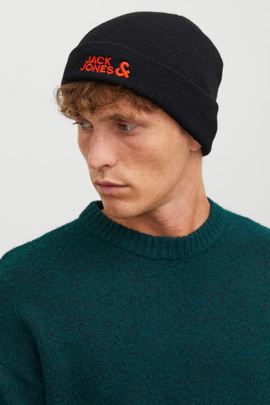 Bonnet noir ACCESSORIES BY JACK & JONES, porté avec un pull en maille vert foncé.
