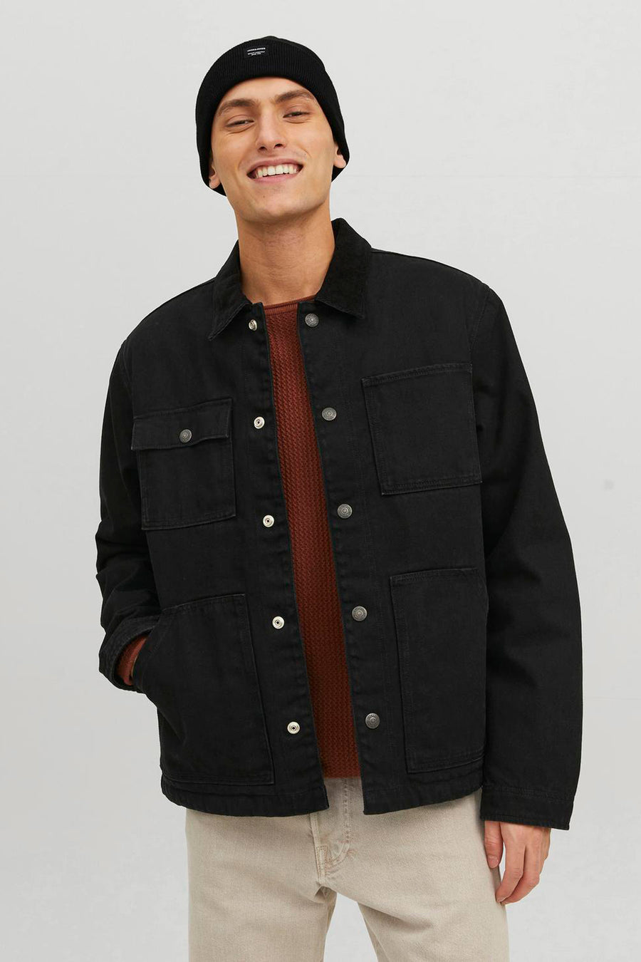 Bonnet noir de ACCESSORIES BY JACK & JONES, porté avec une veste noire texturée et un pull marron.