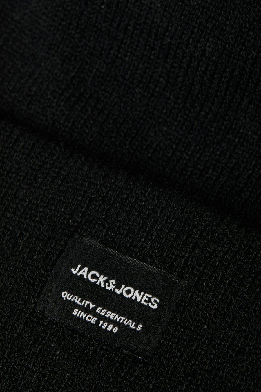 Bonnet noir d'ACCESSORIES BY JACK & JONES en maille côtelée, avec une étiquette logo tissée.