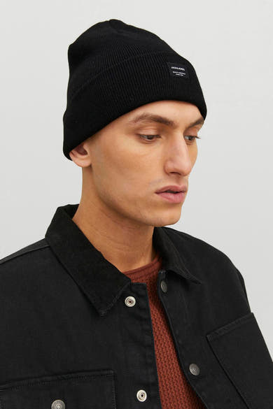 Bonnet noir de ACCESSORIES BY JACK & JONES, en tricot côtelé, porté avec une chemise noire.