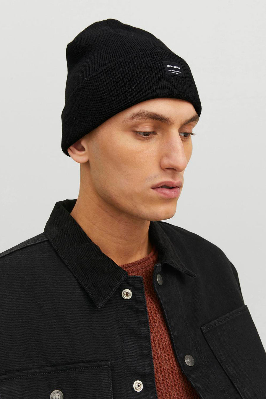 Bonnet noir de ACCESSORIES BY JACK & JONES, en tricot côtelé, porté avec une chemise noire.