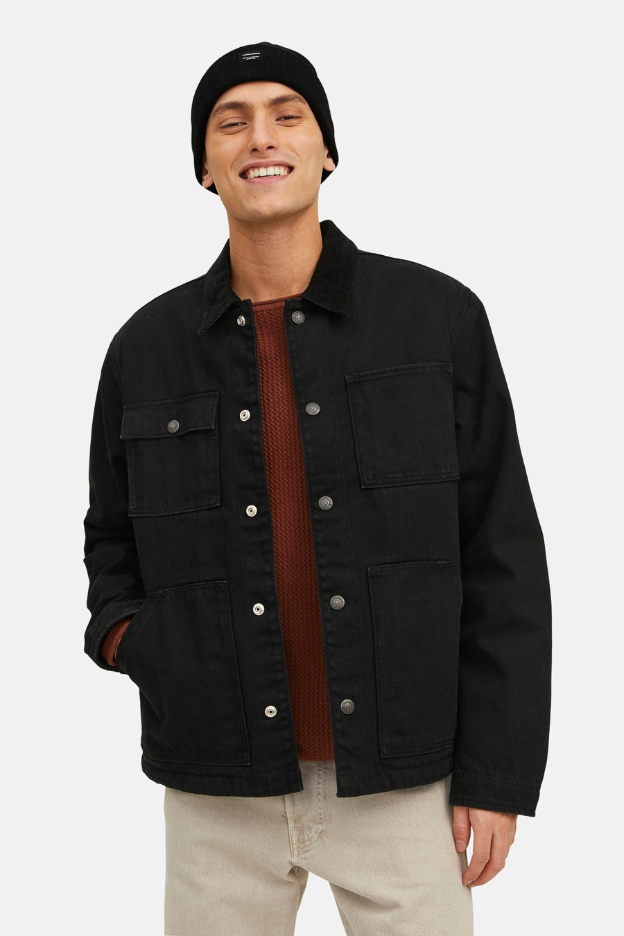 Bonnet noir par ACCESSORIES BY JACK & JONES porté avec un manteau et un pull marron.