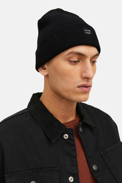 Bonnet noir par ACCESSORIES BY JACK & JONES, porté avec une veste noire.