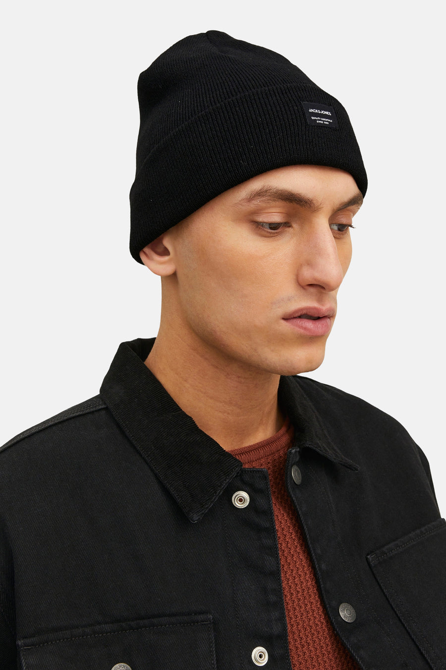 Bonnet noir par ACCESSORIES BY JACK & JONES, porté avec une veste noire.