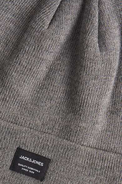 Bonnet gris en tricot par ACCESSORIES BY JACK & JONES, avec motif côtelé et étiquette logo noire.