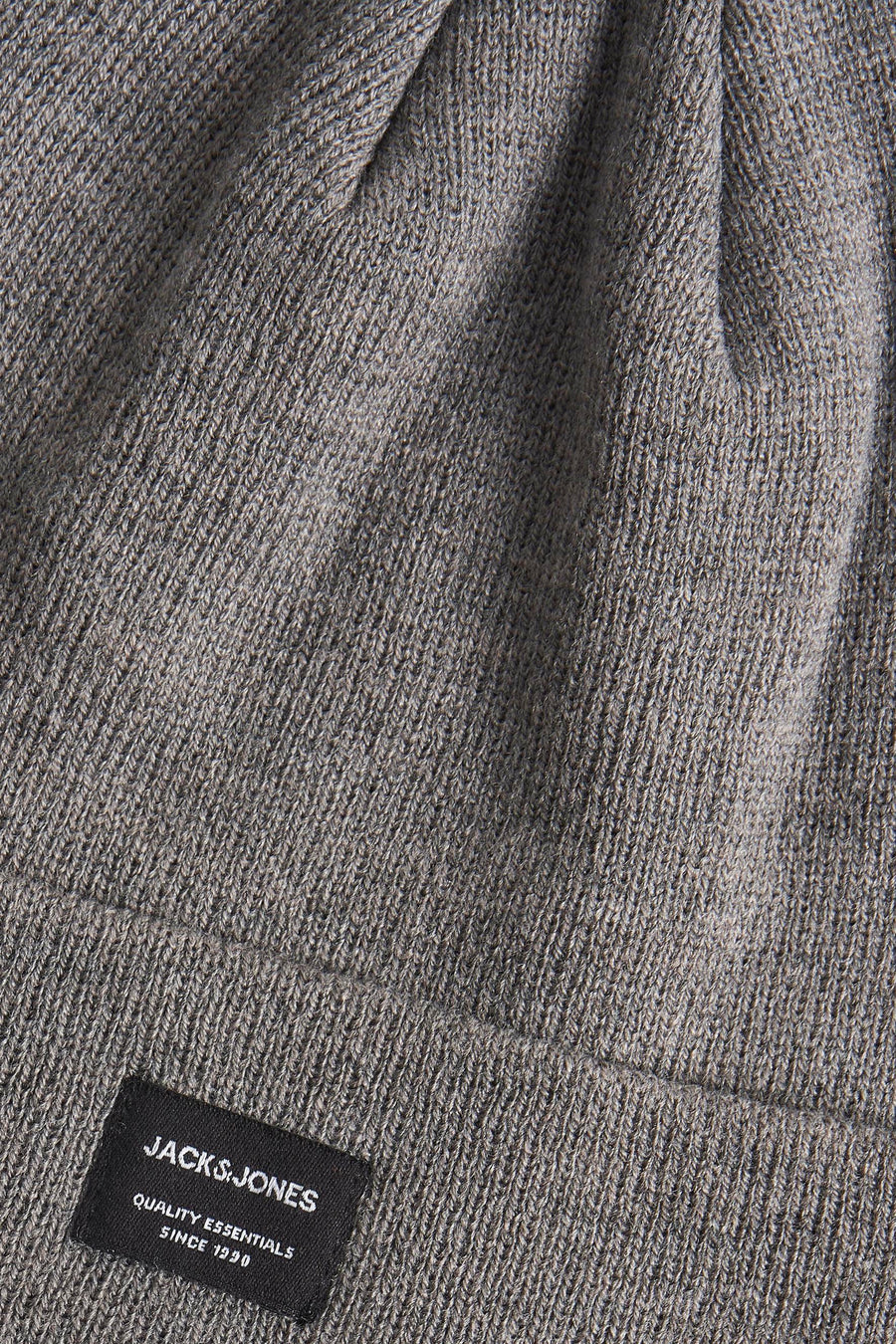 Bonnet gris en tricot par ACCESSORIES BY JACK & JONES, avec motif côtelé et étiquette logo noire.