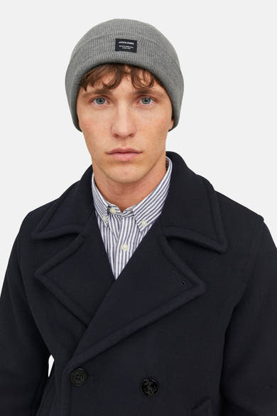 Bonnet gris chiné par ACCESSORIES BY JACK & JONES, porté avec une chemise rayée et un manteau croisé bleu marine.
