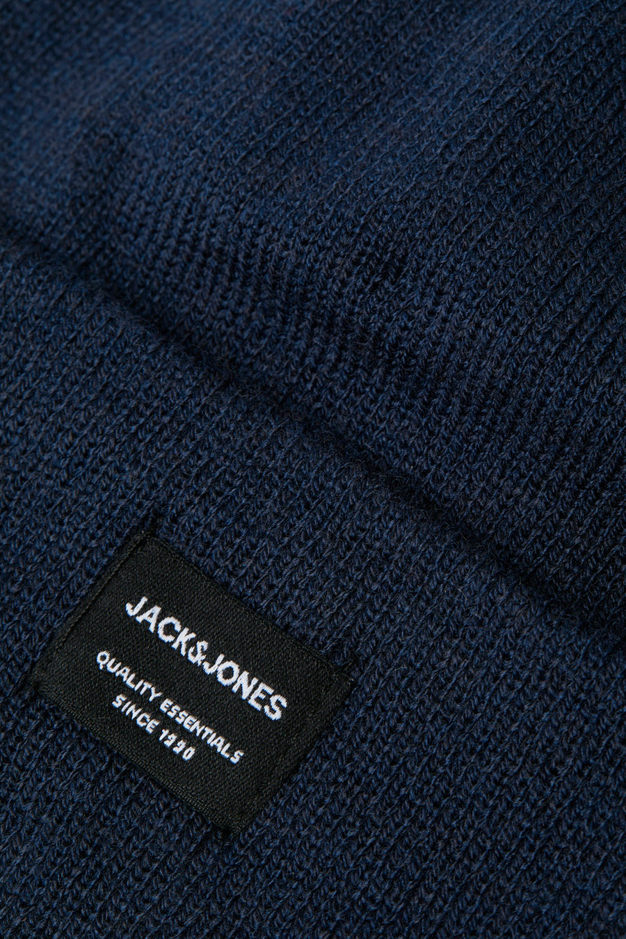 Bonnet bleu en maille par Jack & Jones, texture tricotée détaillée avec étiquette de la marque.