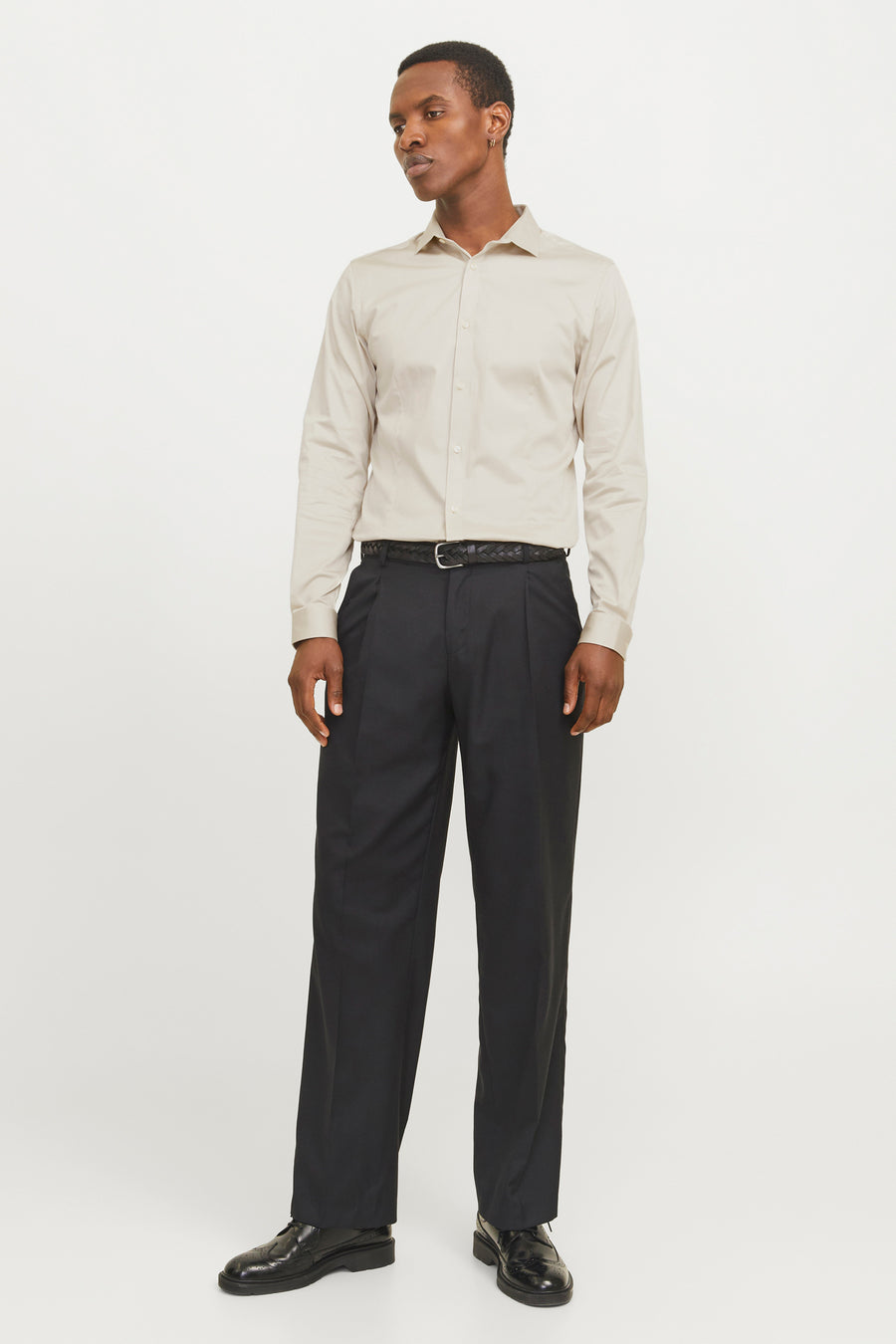Ecru overhemd met lange mouwen van PREMIUM by JACK & JONES, gedragen met een zwarte broek en een gevlochten leren riem.