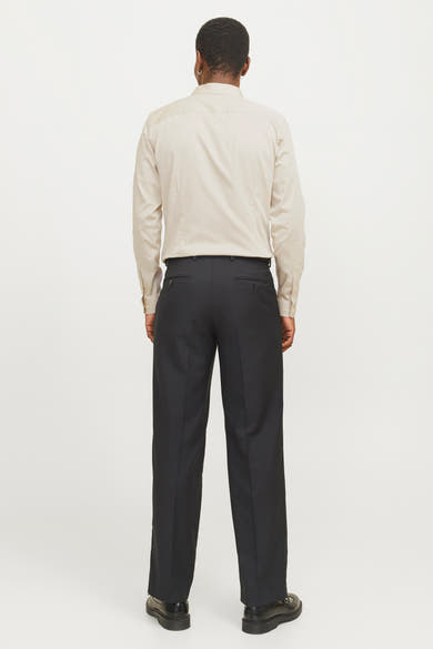 Ecru overhemd met lange mouwen van PREMIUM by JACK & JONES, gedragen met een zwarte pantalon en lakleren schoenen.