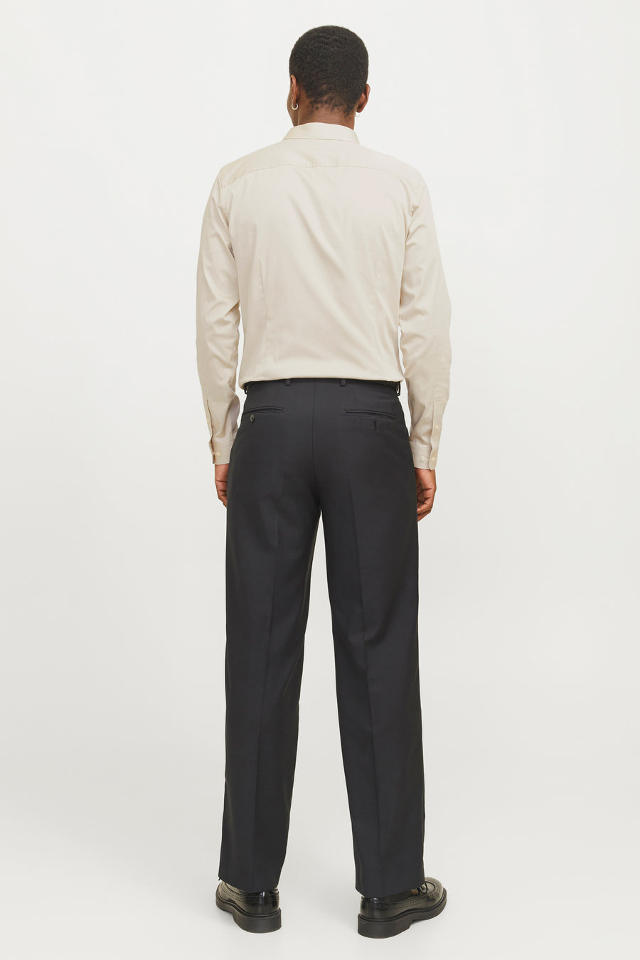 Ecru overhemd met lange mouwen van PREMIUM by JACK & JONES, gedragen met een zwarte pantalon en lakleren schoenen.
