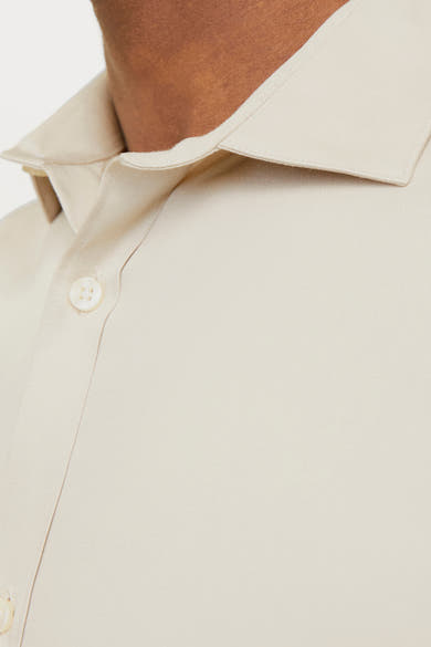 Ecru overhemd met lange mouwen van PREMIUM by JACK & JONES, kraag- en knoopdetail.