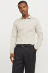 Ecru overhemd met lange mouwen van PREMIUM by JACK & JONES, gedragen met een zwarte broek en een gevlochten riem.