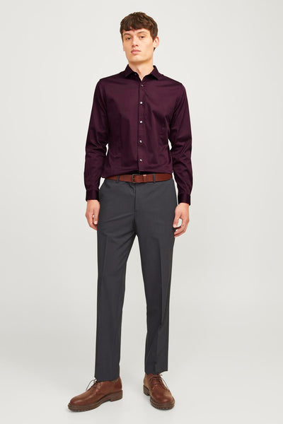 Rode lange mouw chemise van PREMIUM BY JACK & JONES, gedragen met een grijs broekje, een bruine riem en kledinglachoenen.