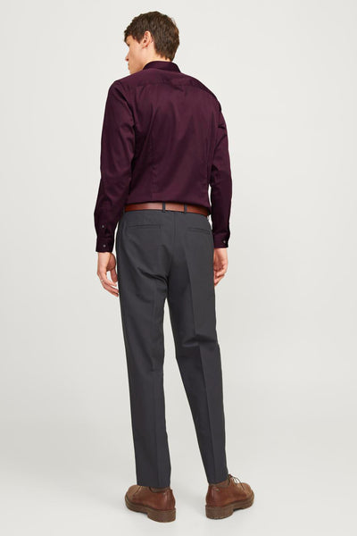 Rode lange mouw chemise van PREMIUM BY JACK & JONES, gedragen met een grijs broekje en bruine schoenen, gezien van achter.